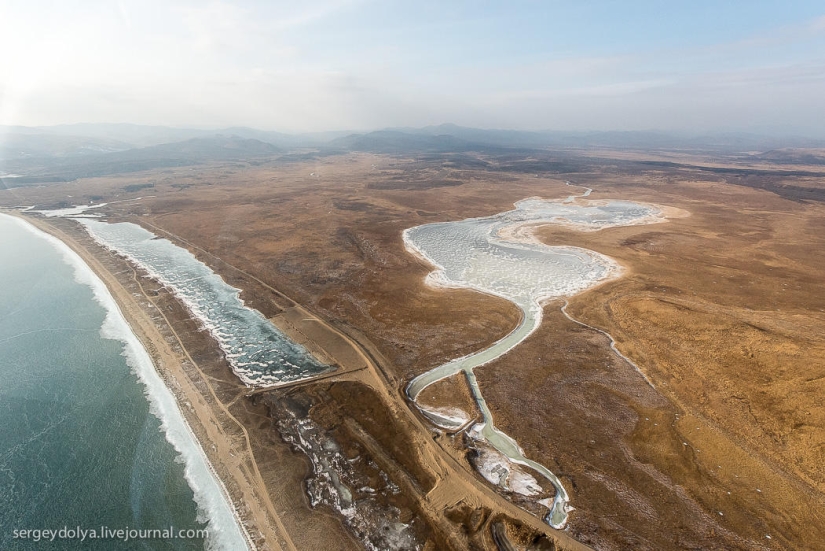 Vladivostok, isla rusa y la costa desde un helicóptero Vladivostok, isla rusa y la costa desde un helicóptero