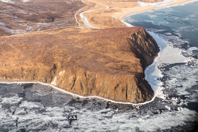 Vladivostok, isla rusa y la costa desde un helicóptero Vladivostok, isla rusa y la costa desde un helicóptero