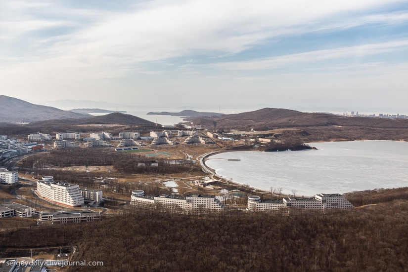 Vladivostok, isla rusa y la costa desde un helicóptero Vladivostok, isla rusa y la costa desde un helicóptero