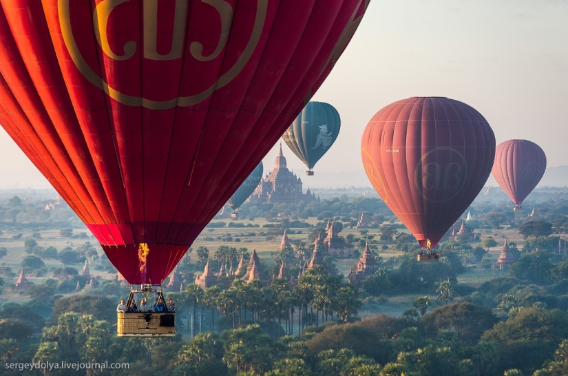 Vuelo en globo aerostático sobre Bagan
