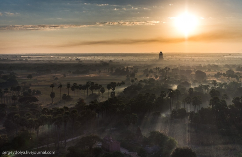 Vuelo en globo aerostático sobre Bagan
