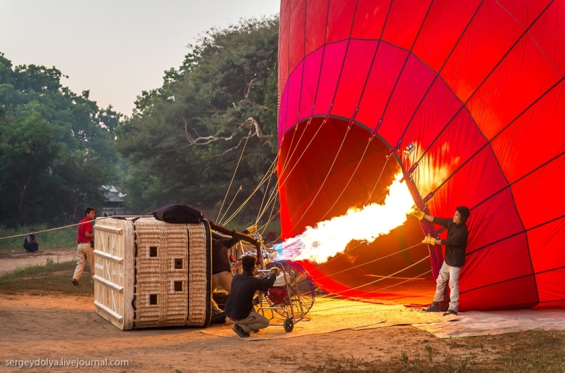 Vuelo en globo aerostático sobre Bagan