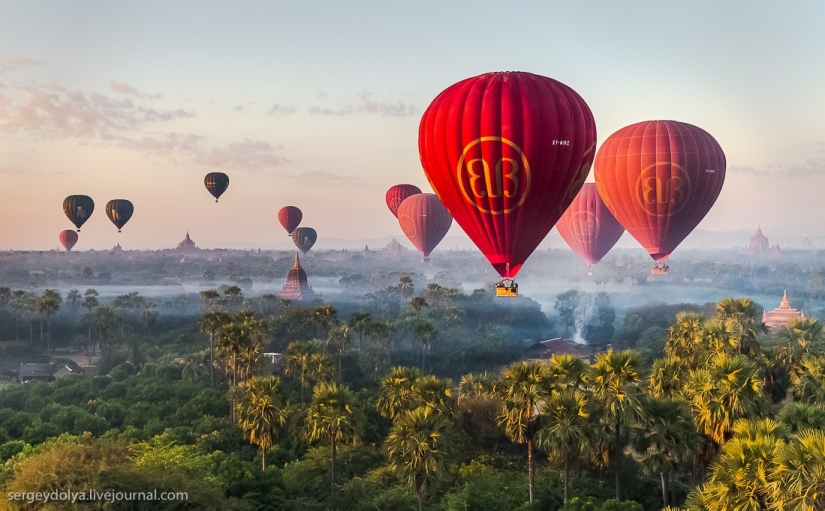 Vuelo en globo aerostático sobre Bagan