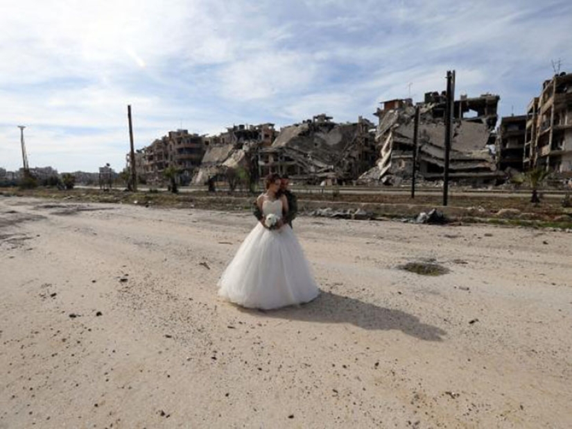 War and peace: a Syrian couple staged a wedding photo shoot in the ruins of Homs
