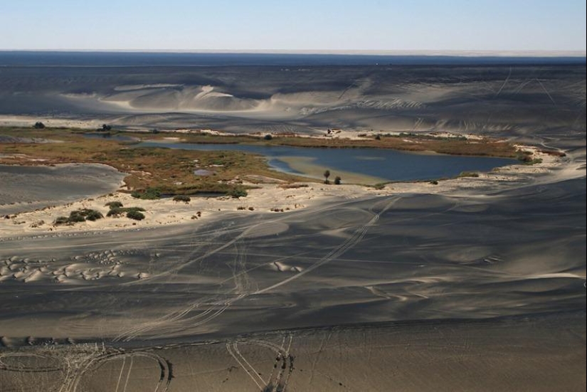 Wau an Namus - an oasis in a volcanic crater Wau an Namus - an oasis in a volcanic crater