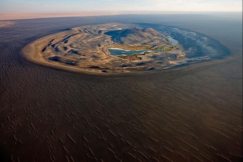 Wau an Namus - un oasis en un cráter volcánico Wau an Namus - un oasis en un cráter volcánico