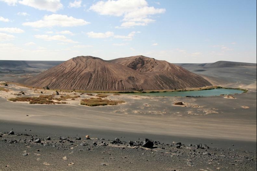 Wau an Namus - un oasis en un cráter volcánico Wau an Namus - un oasis en un cráter volcánico