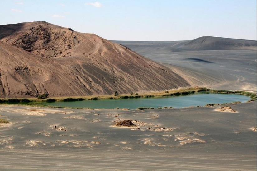 Wau an Namus - un oasis en un cráter volcánico Wau an Namus - un oasis en un cráter volcánico