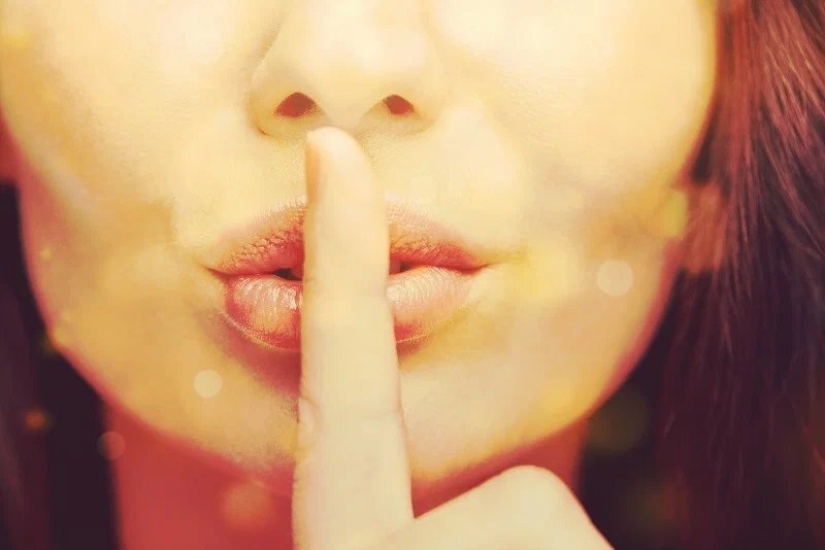 We remove a sad, dissatisfied face along with nasolabial wrinkles and increase the volume of the lips