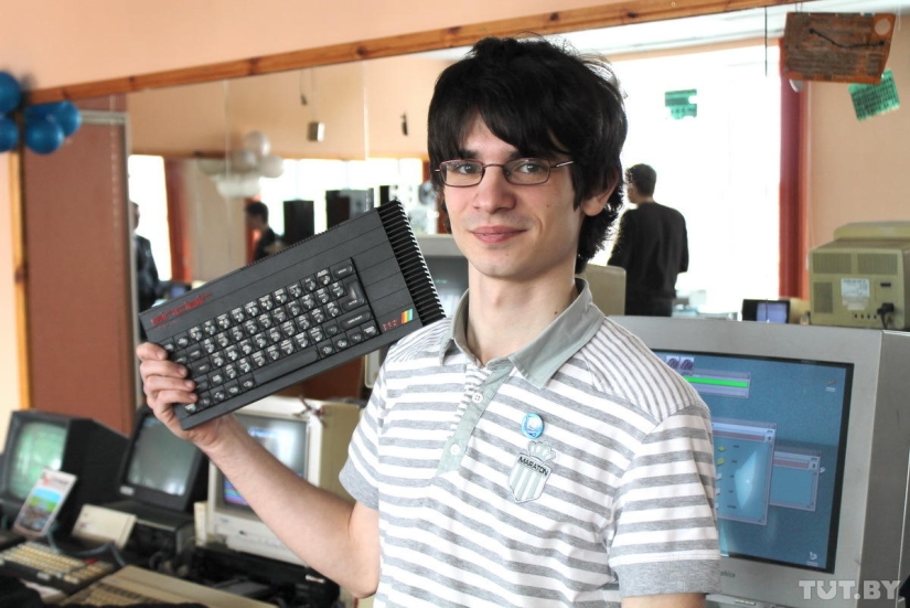 We touch and cry: an exhibition of old computers