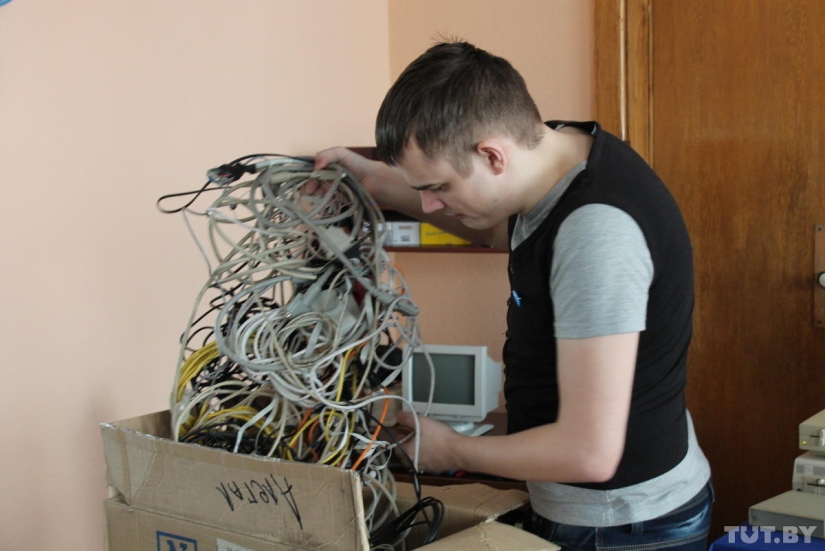 We touch and cry: an exhibition of old computers