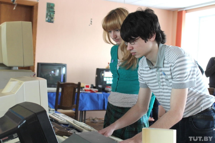 We touch and cry: an exhibition of old computers
