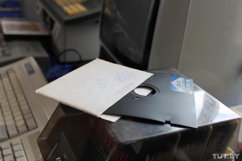 We touch and cry: an exhibition of old computers