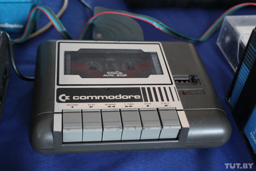 We touch and cry: an exhibition of old computers