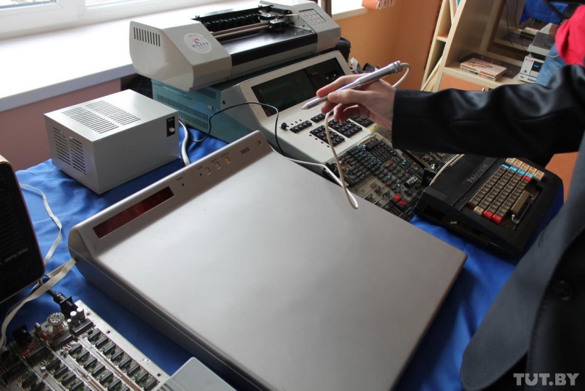 We touch and cry: an exhibition of old computers