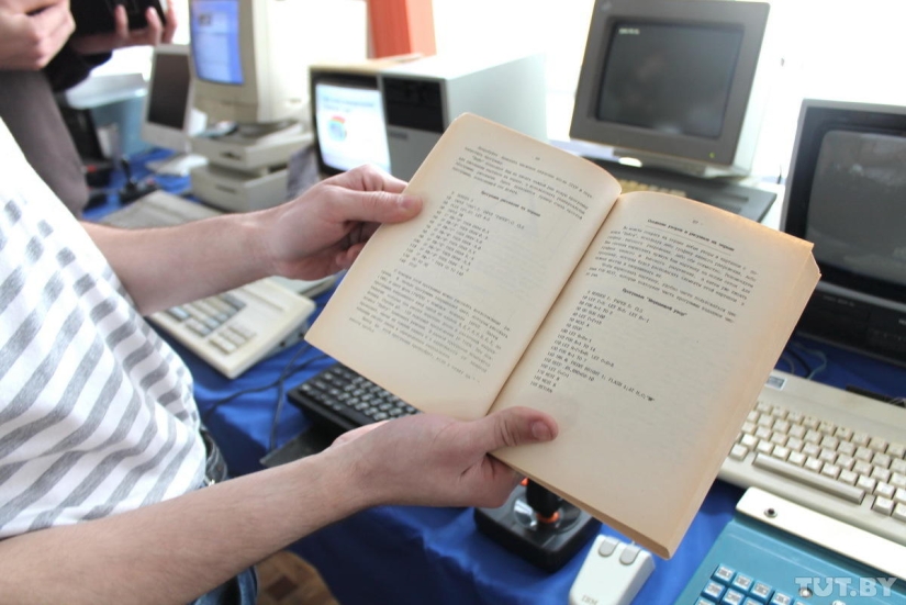 We touch and cry: an exhibition of old computers
