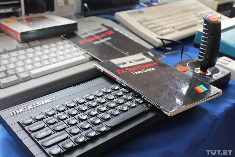 We touch and cry: an exhibition of old computers