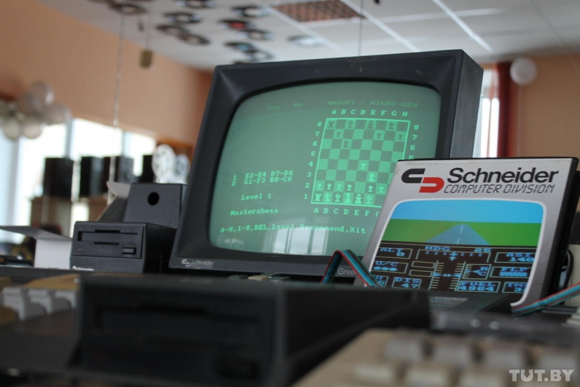 We touch and cry: an exhibition of old computers