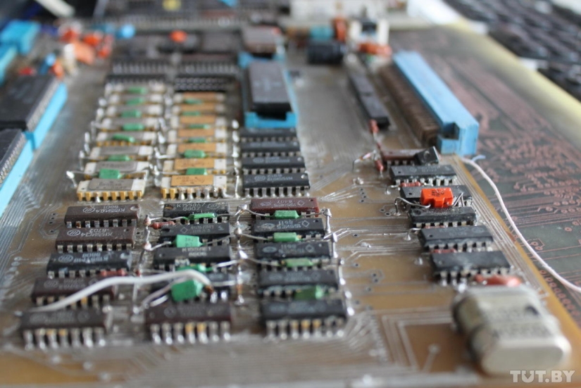 We touch and cry: an exhibition of old computers