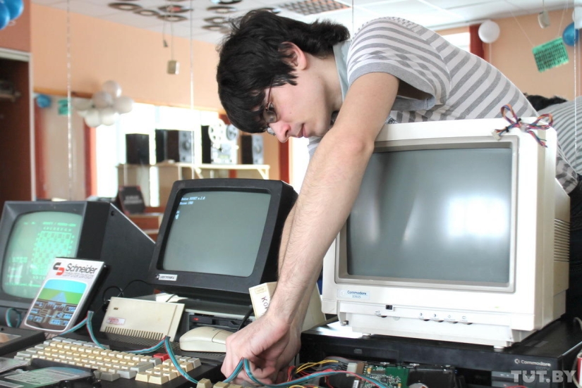We touch and cry: an exhibition of old computers