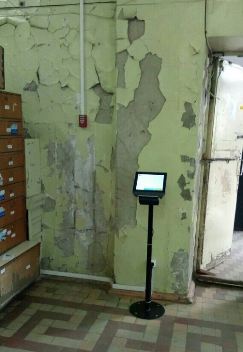 Well done, Internet! Social networks ridiculed the Omsk post office, and it was repaired in a flash