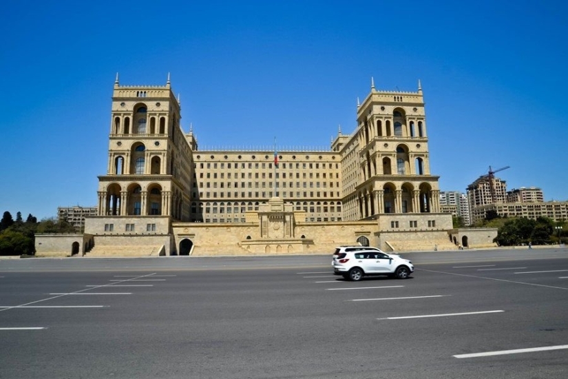What can an oil capital look like if petrodollars are not hidden in pockets, or a city on the Caspian coast