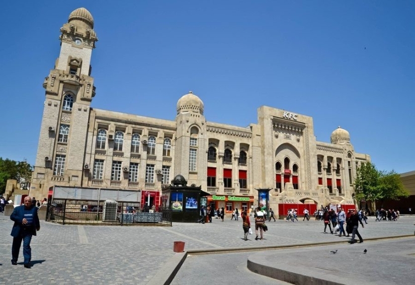What can an oil capital look like if petrodollars are not hidden in pockets, or a city on the Caspian coast