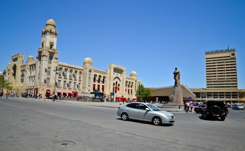 What can an oil capital look like if petrodollars are not hidden in pockets, or a city on the Caspian coast