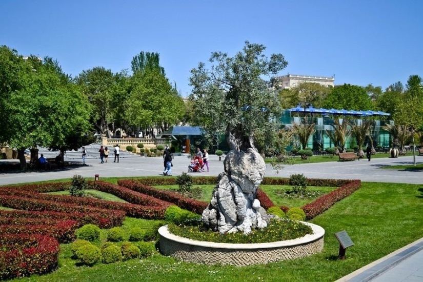What can an oil capital look like if petrodollars are not hidden in pockets, or a city on the Caspian coast