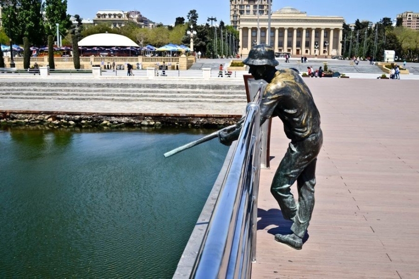 What can an oil capital look like if petrodollars are not hidden in pockets, or a city on the Caspian coast