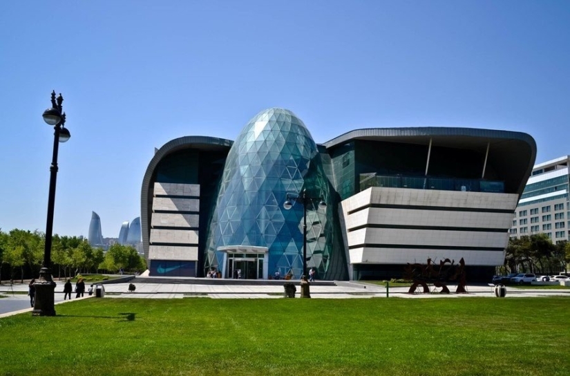 What can an oil capital look like if petrodollars are not hidden in pockets, or a city on the Caspian coast