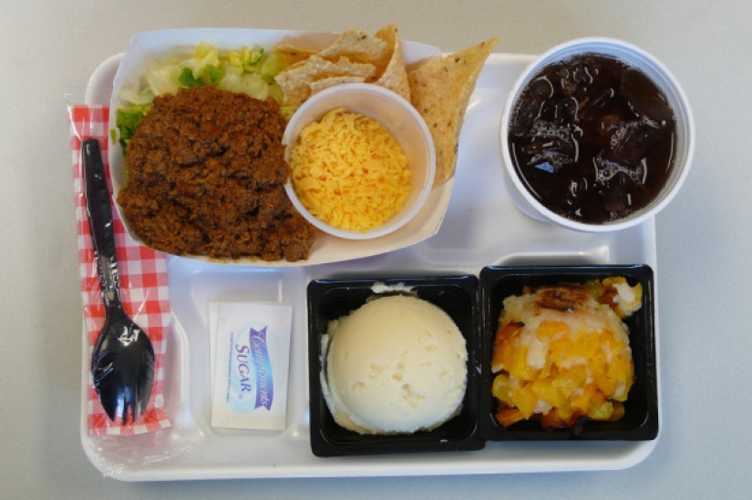 What do school lunches look like in different countries of the world