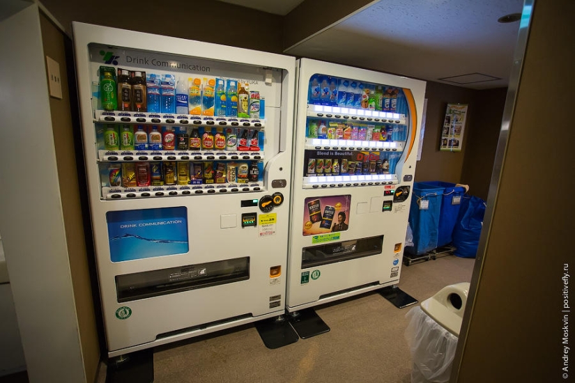 What is it like staying overnight in a Japanese capsule hotel? What is it like staying overnight in a Japanese capsule hotel?