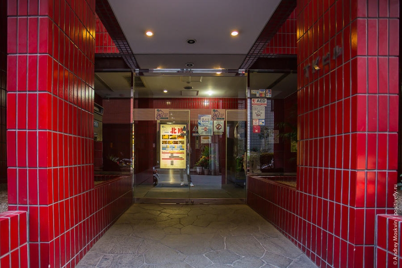 What is it like staying overnight in a Japanese capsule hotel? What is it like staying overnight in a Japanese capsule hotel?