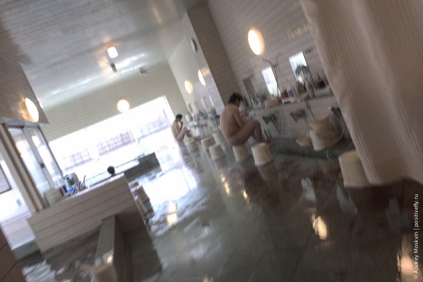 What is it like staying overnight in a Japanese capsule hotel? What is it like staying overnight in a Japanese capsule hotel?