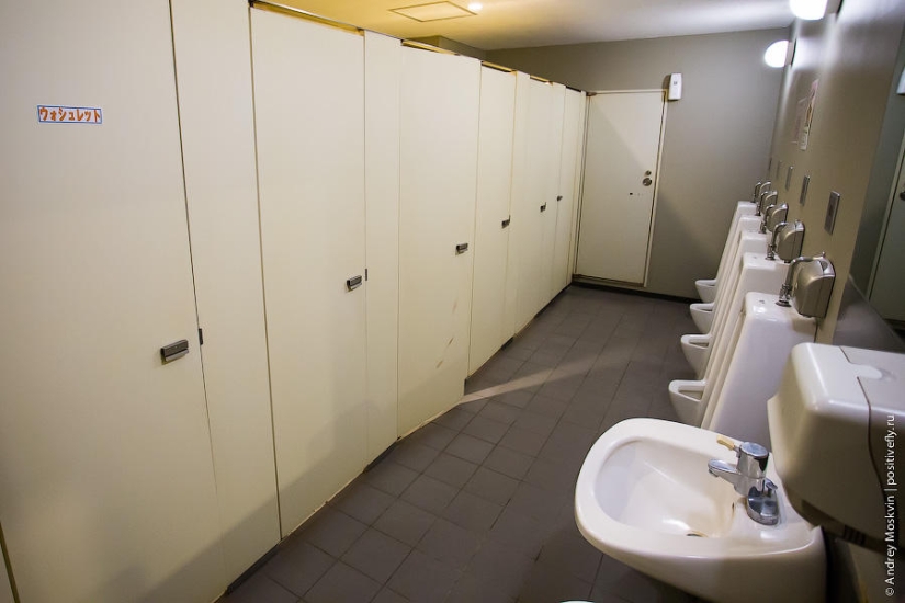 What is it like staying overnight in a Japanese capsule hotel? What is it like staying overnight in a Japanese capsule hotel?