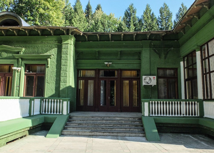 What Stalin's dacha looks like on Lake Ritsa in Abkhazia