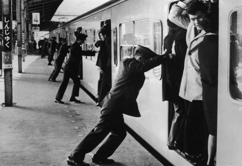 What Tokyo Subway Passengers Have to Endure During Rush Hour What Tokyo Subway Passengers Have to Endure During Rush Hour