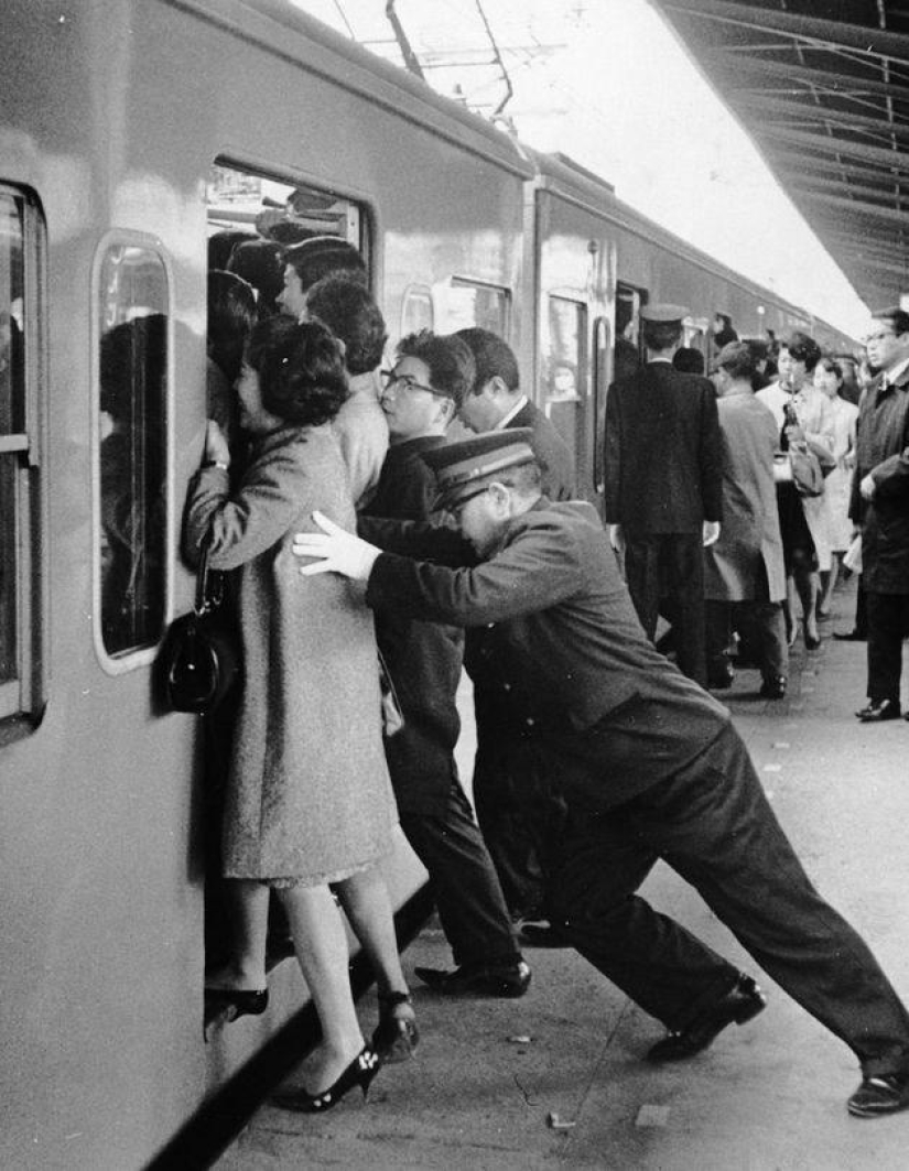 What Tokyo Subway Passengers Have to Endure During Rush Hour What Tokyo Subway Passengers Have to Endure During Rush Hour
