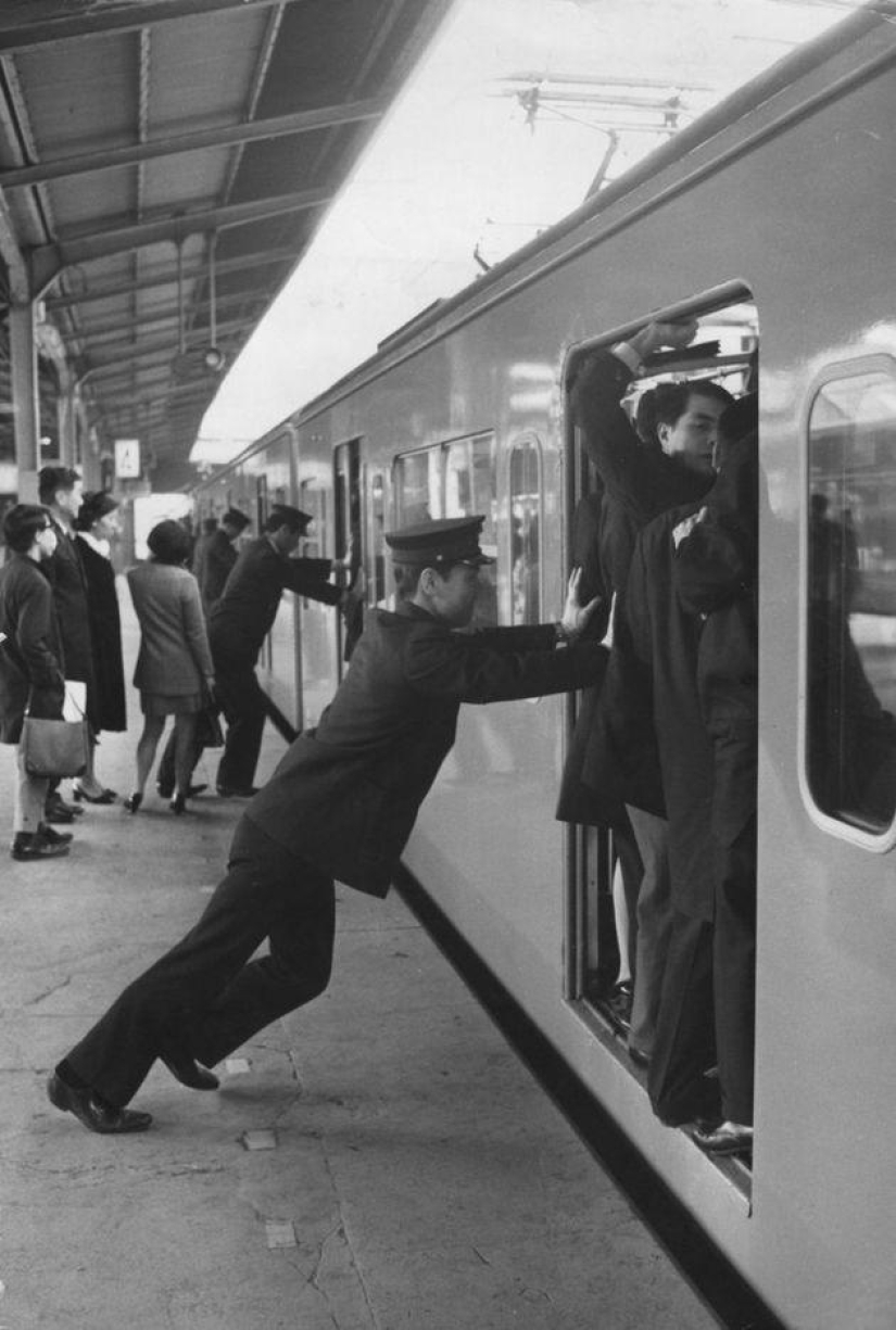 What Tokyo Subway Passengers Have to Endure During Rush Hour What Tokyo Subway Passengers Have to Endure During Rush Hour