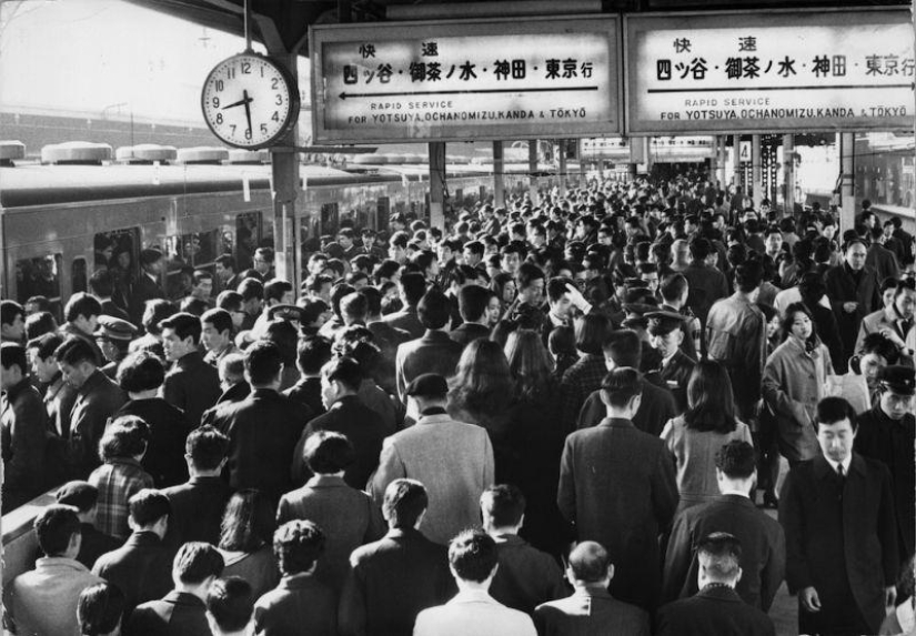 What Tokyo Subway Passengers Have to Endure During Rush Hour What Tokyo Subway Passengers Have to Endure During Rush Hour