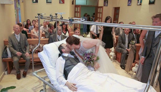When the groom broke his leg, the newlyweds canceled the $50,000 ceremony and got married in the hospital When the groom broke his leg, the newlyweds canceled the $50,000 ceremony and got married in the hospital
