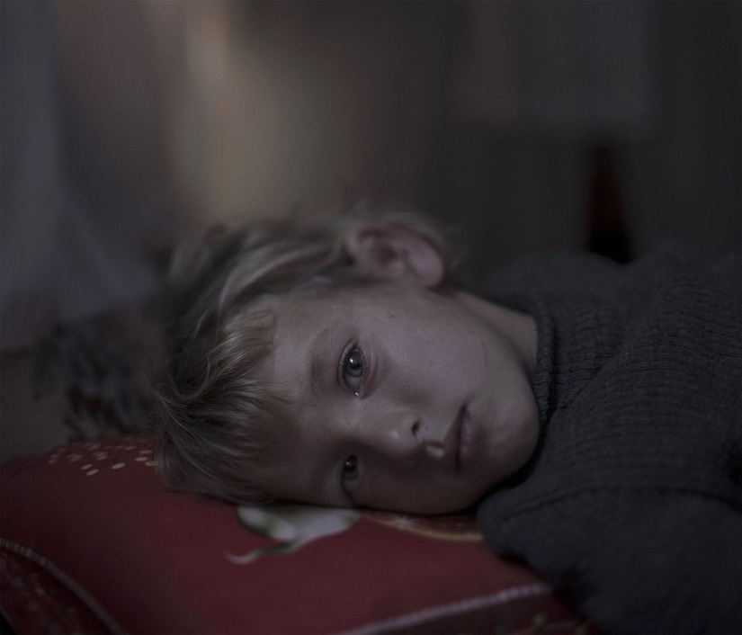 Where and how do refugee children sleep?