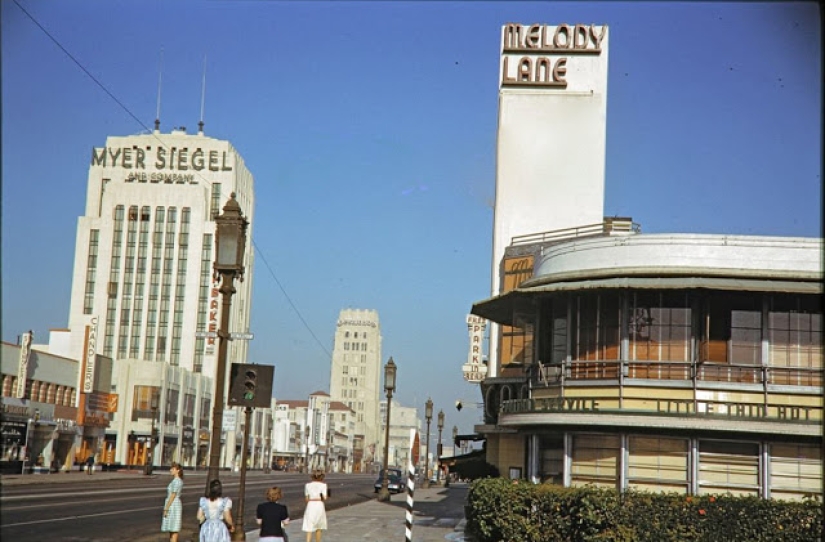 While the USSR was at war with the fascists: color photos of peaceful Los Angeles during World War II and after