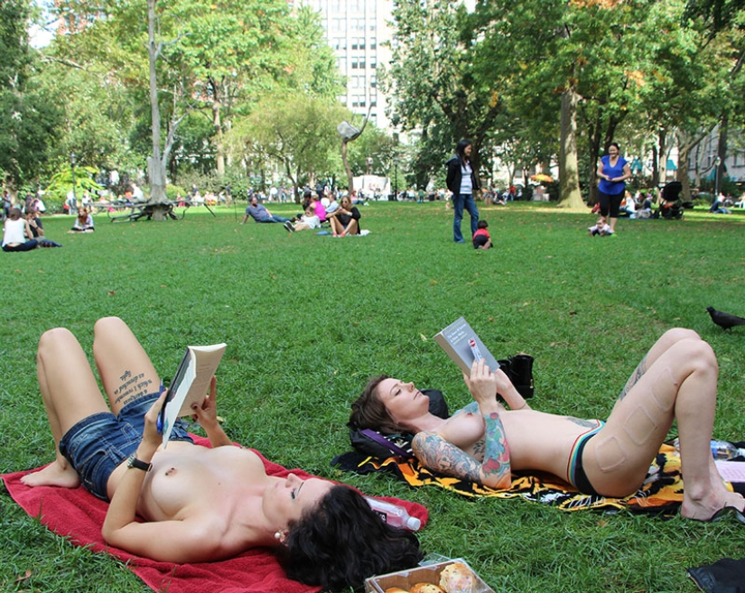 Why do New York girls read topless books in front of passers-by? Why do New York girls read topless books in front of passers-by?