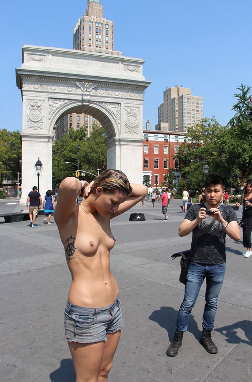 Why do New York girls read topless books in front of passers-by? Why do New York girls read topless books in front of passers-by?