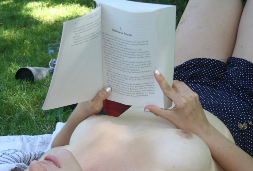 Why do New York girls read topless books in front of passers-by? Why do New York girls read topless books in front of passers-by?
