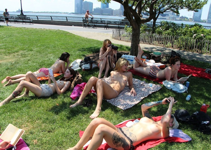 Why do New York girls read topless books in front of passers-by? Why do New York girls read topless books in front of passers-by?