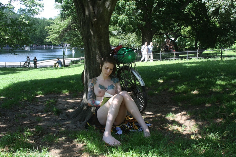 Why do New York girls read topless books in front of passers-by? Why do New York girls read topless books in front of passers-by?