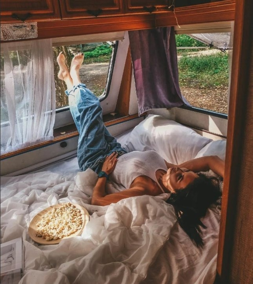 "With such fellow travelers anywhere" - 6 photos of beauties traveling in a motorhome. "With such fellow travelers anywhere" - 6 photos of beauties traveling in a motorhome.